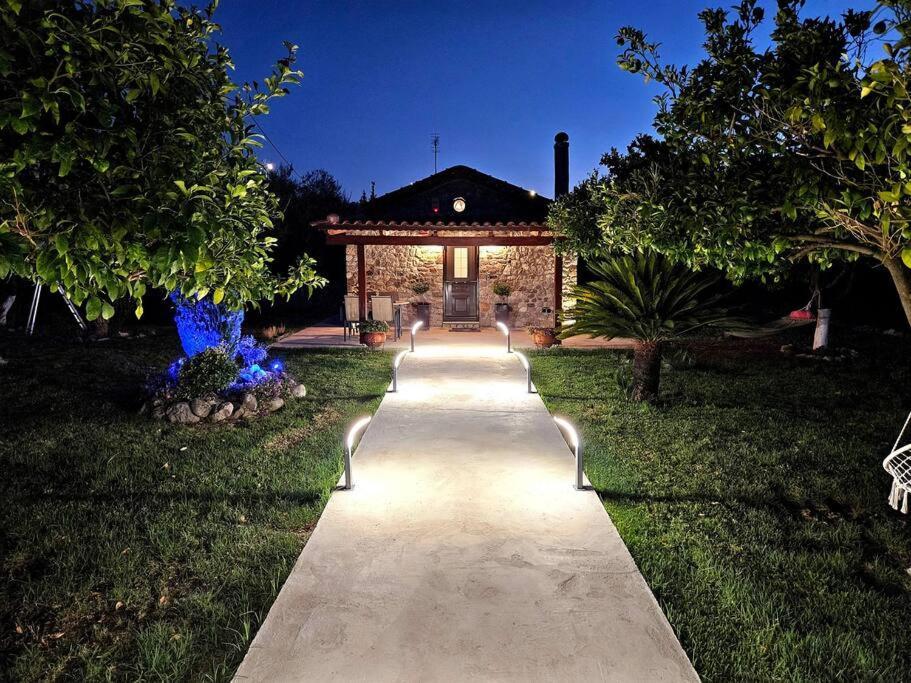 Patras Stonehouse With Large Yard - Πέτρινο Σπίτι Με Αυλή Villa Paralía Buitenkant foto